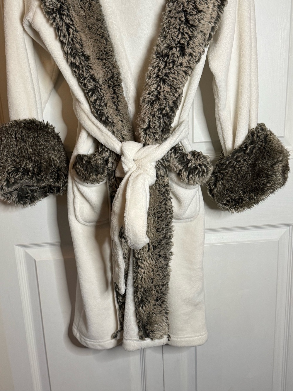 Pottery Barn Cream Robe with Gray Faux-Fur Trim - Picture 5 of 15
